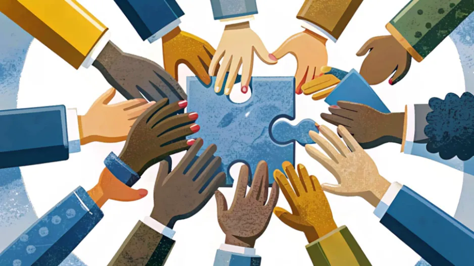 Mani di persone diverse unite in cerchio attorno a un pezzo di puzzle