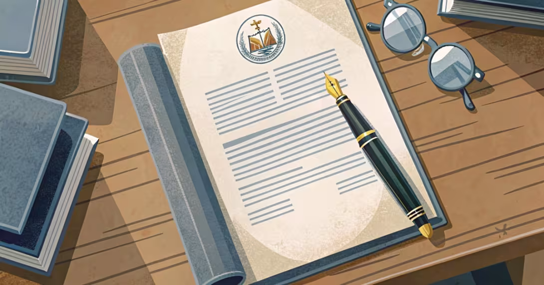 Documento legislativo e penna stilografica su un tavolo di legno in una luce naturale